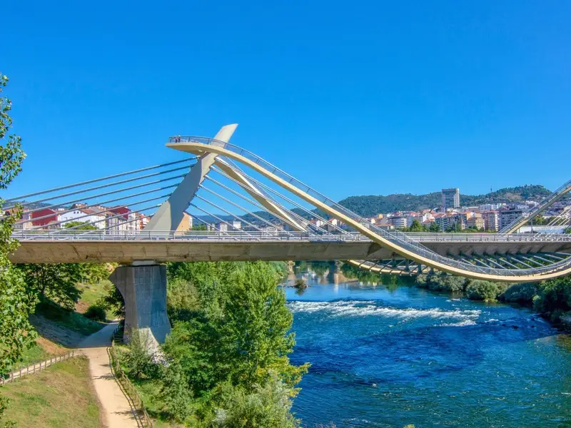 Puente sobre el río Miño en Ourense