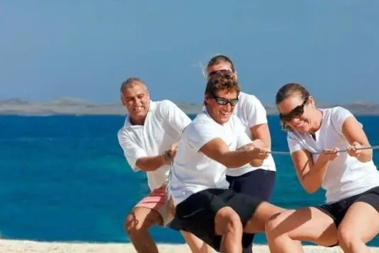 Equipo tirando de una cuerda en una prueba por equipos