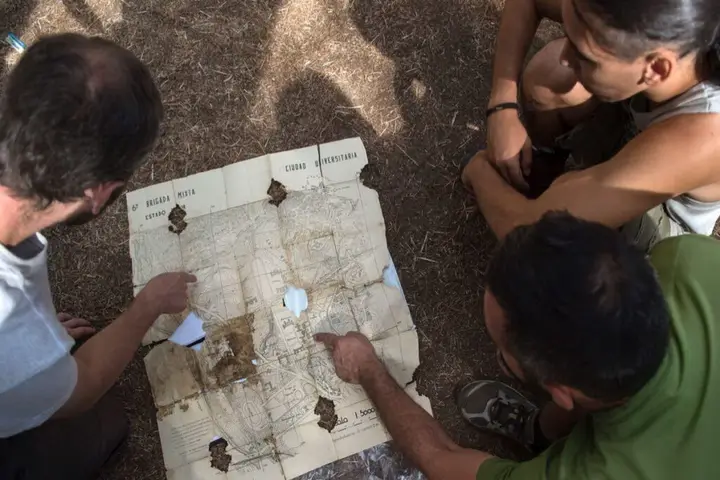 Equipo consultando un mapa durante una ginkana de empresa