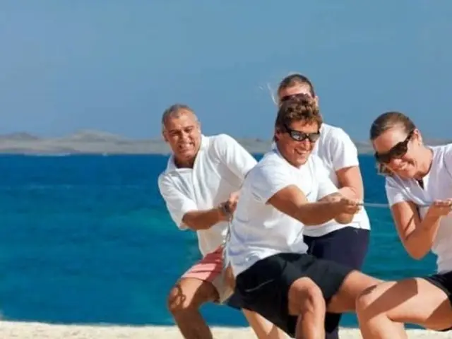 Equipos tirando de una cuerda en la playa