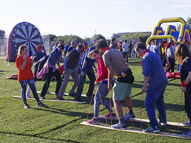 Equipos jugando en un recinto con hinchables